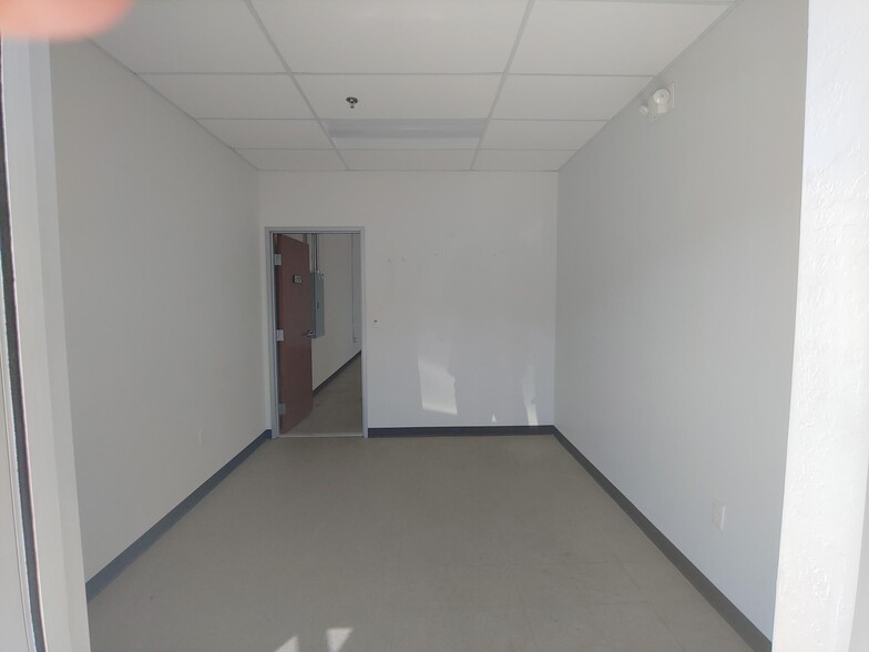 426 N Dysart Rd, Goodyear, AZ for lease - Interior Photo - Image 3 of 6