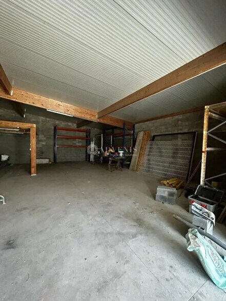 Flex in Montredon-des-Corbières for lease - Interior Photo - Image 3 of 3