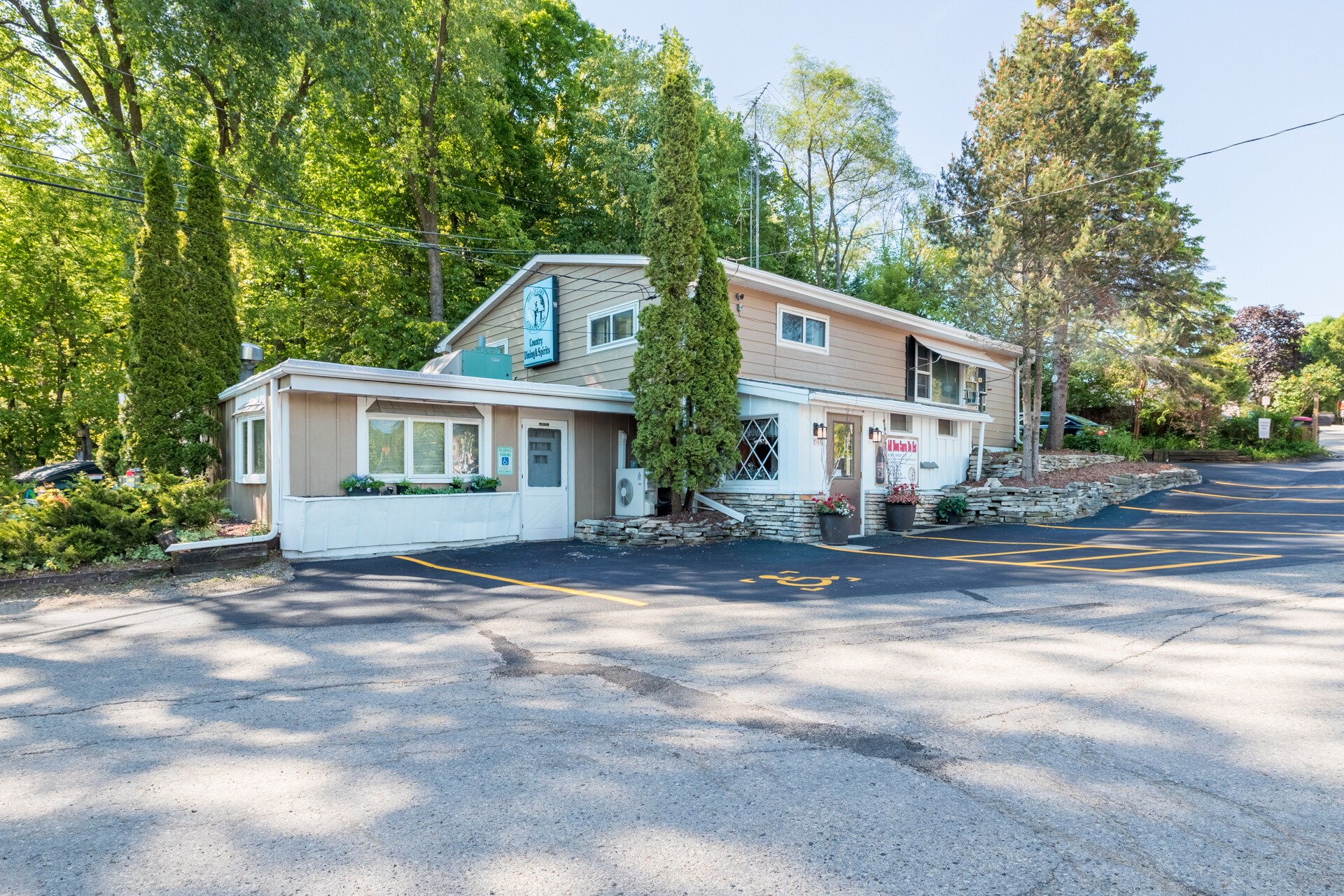 5602 Peters Dr, West Bend, WI for sale Primary Photo- Image 1 of 1