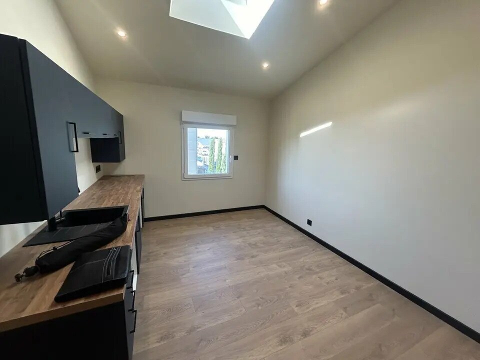 Office in Saint-Rémy-de-Provence for lease Interior Photo- Image 1 of 7