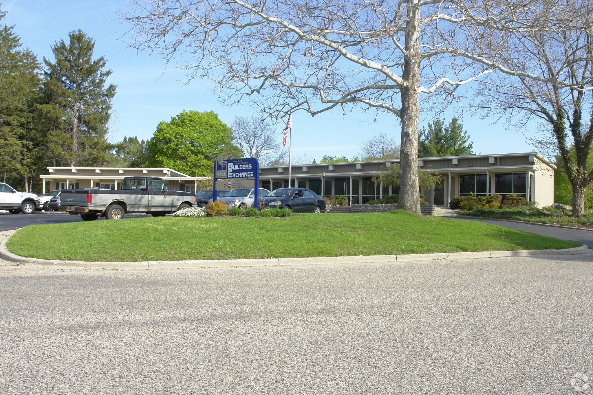 4461 Cascade Rd SE, Grand Rapids, MI for sale Primary Photo- Image 1 of 1