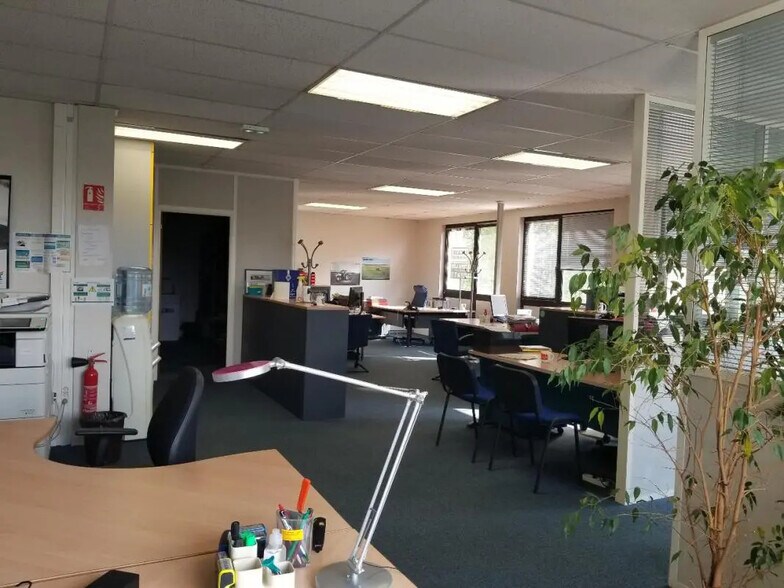 Office in Caen for lease - Building Photo - Image 2 of 6