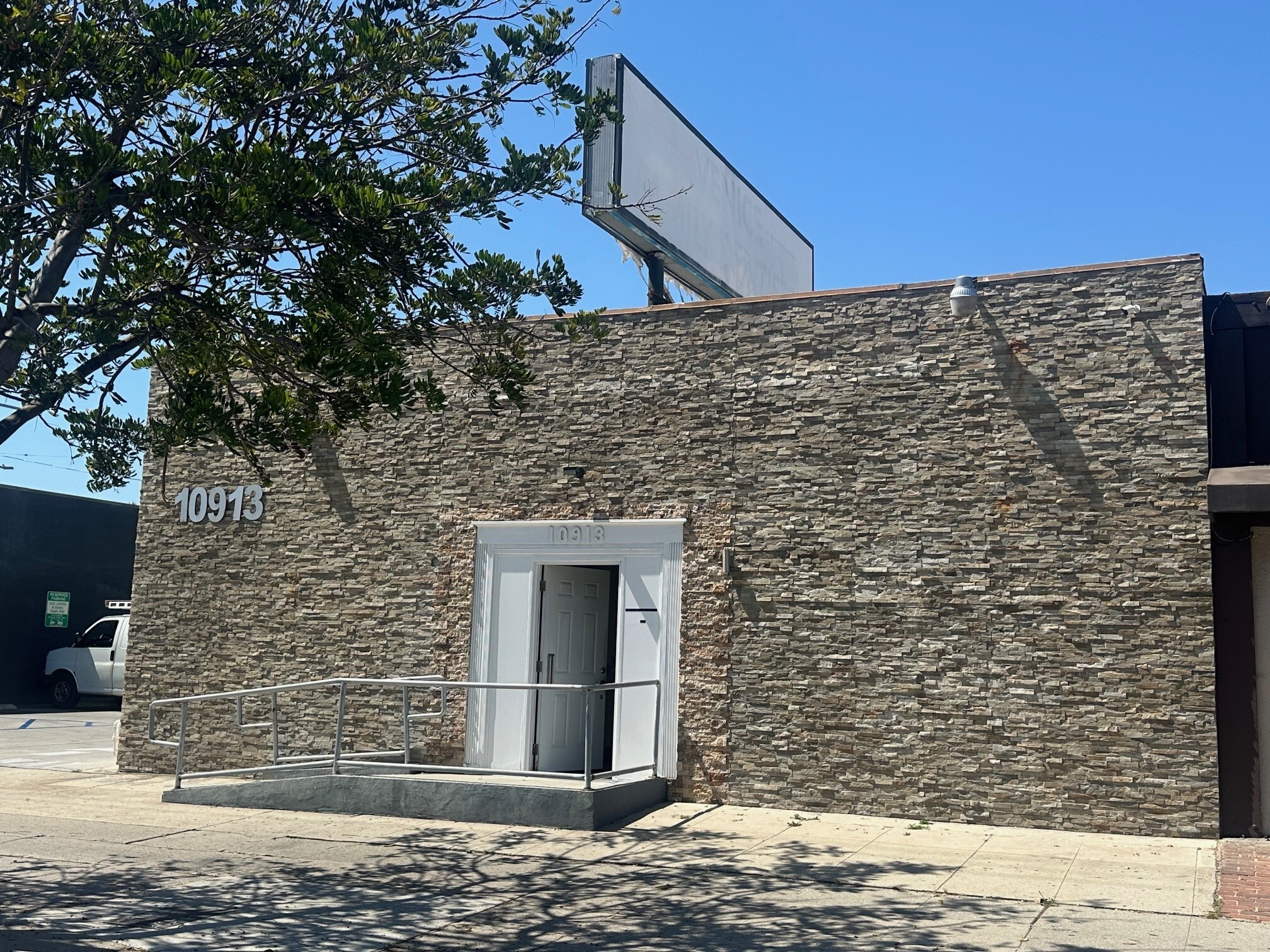 10913 Venice Blvd, Los Angeles, CA for lease Building Photo- Image 1 of 12