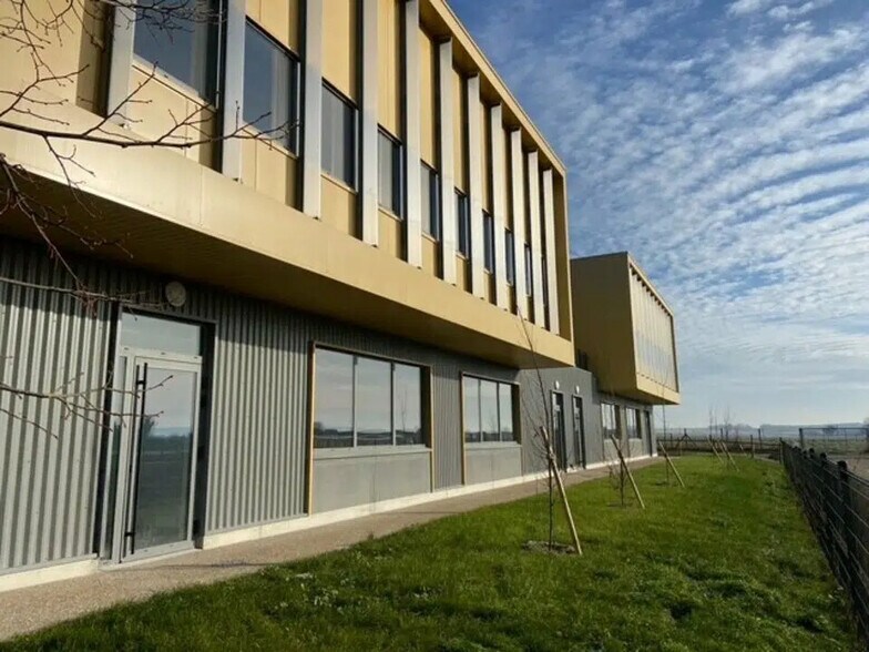 Flex in Saint-Léonard for lease - Building Photo - Image 2 of 12