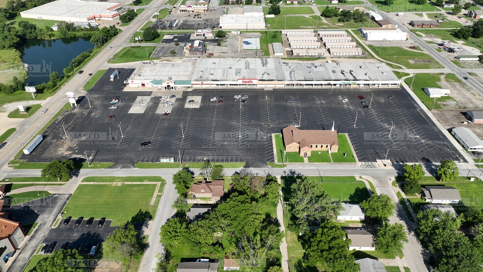 100 Hall St, Coffeyville, KS for lease - Building Photo - Image 2 of 29