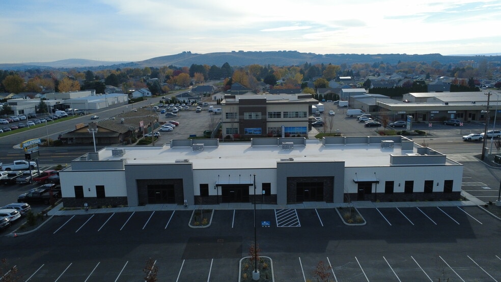 7034 W Clearwater Ave, Kennewick, WA for lease - Primary Photo - Image 1 of 11
