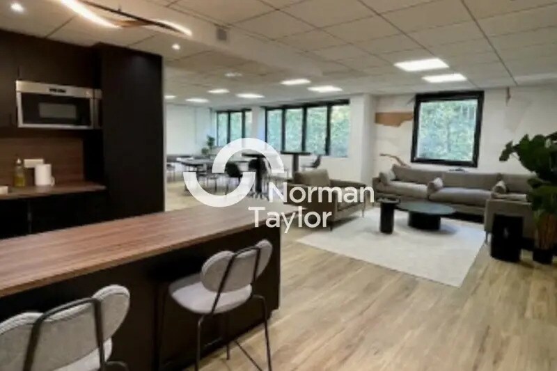 Office in Lyon for lease - Building Photo - Image 1 of 4