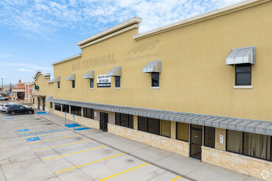 8915 San Dario Ave, Laredo, TX for lease - Building Photo - Image 2 of 23