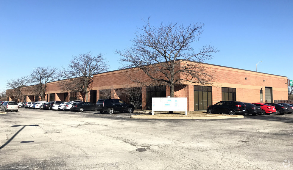 655 W Grand Ave, Elmhurst, IL for lease - Building Photo - Image 1 of 2