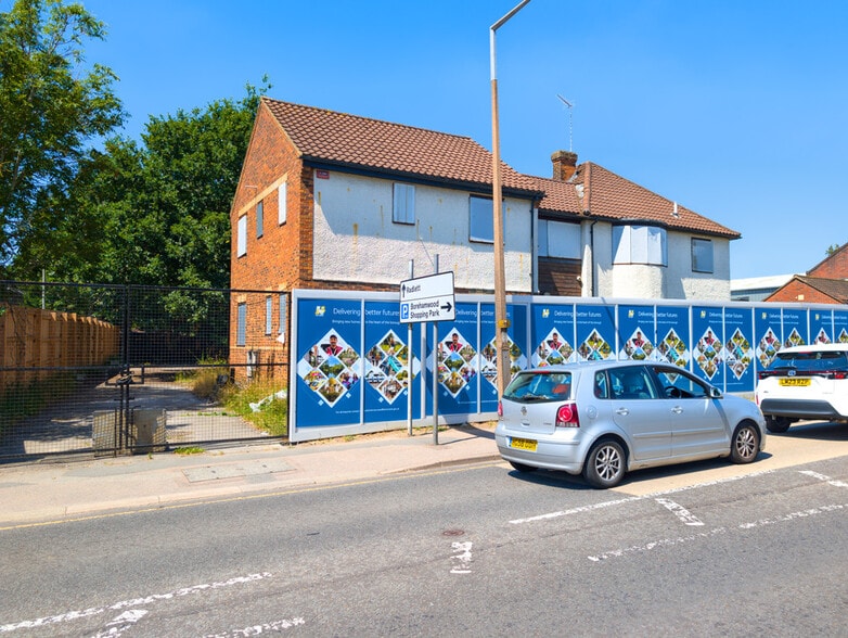 39 Theobald Street, Borehamwood for sale - Building Photo - Image 2 of 7