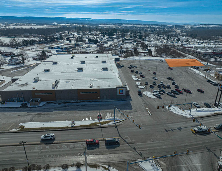 Crossroads Plaza, Mount Pleasant, PA for lease - Building Photo - Image 2 of 3