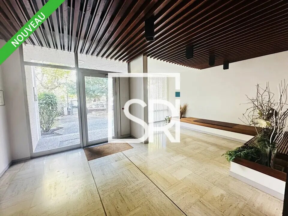 Office in Chamalières for lease Lobby- Image 1 of 10