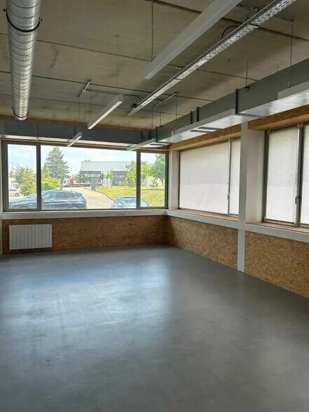 Office in Le Petit-Quevilly for lease - Interior Photo - Image 3 of 4