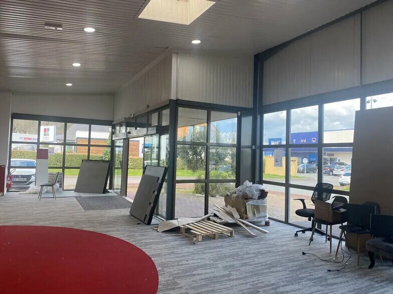 Retail in Vannes for lease - Building Photo - Image 3 of 4