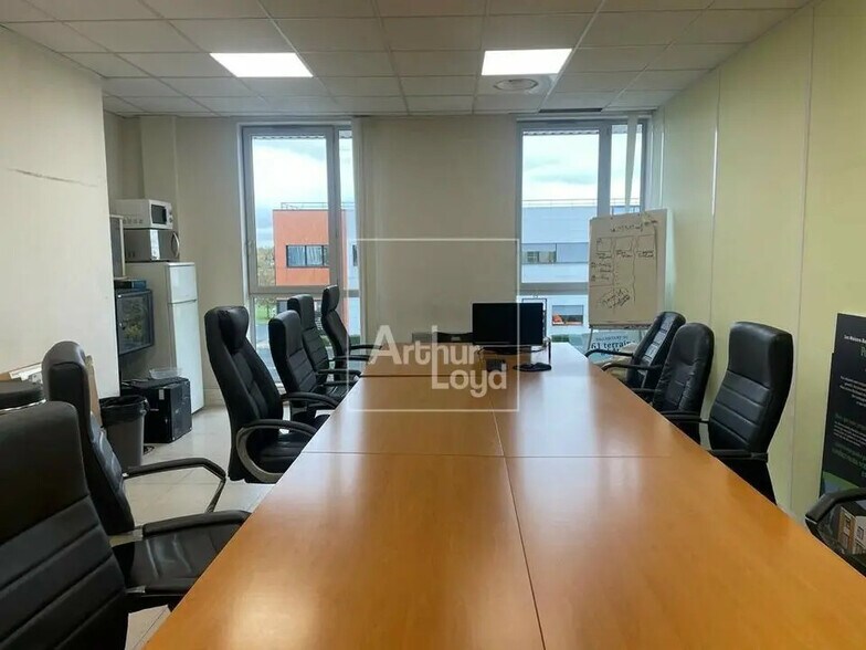 Office in Lieusaint for sale - Building Photo - Image 2 of 7