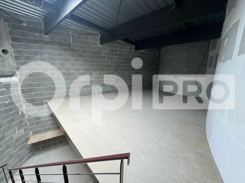 Flex in Limoges for lease - Interior Photo - Image 3 of 5