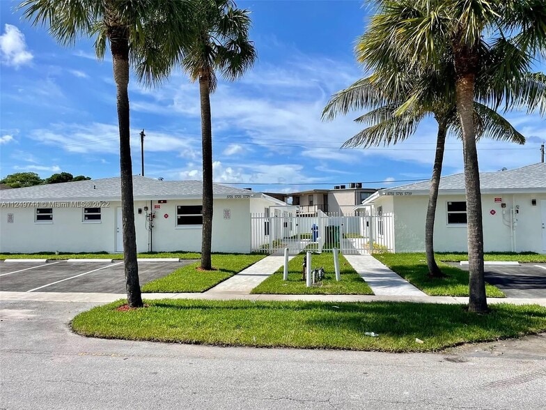 Four Property Triplex Portfolio portfolio of 4 properties for sale on LoopNet.com - Building Photo - Image 1 of 18