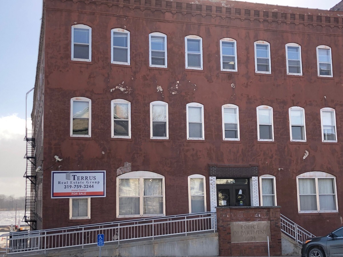 424 N 3rd St, Burlington, IA 52601