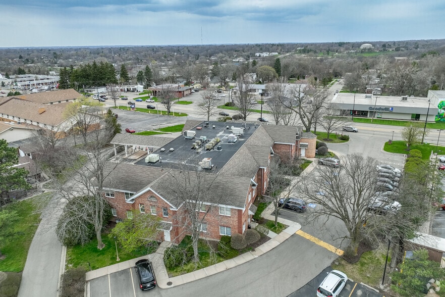 4615 E State St, Rockford, IL for lease - Building Photo - Image 2 of 4