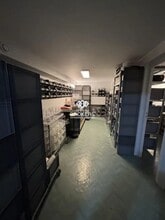 Retail in Paris for lease Interior Photo- Image 1 of 3