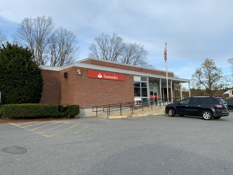 1985 Lakeview Ave, Dracut, MA for sale - Primary Photo - Image 1 of 1