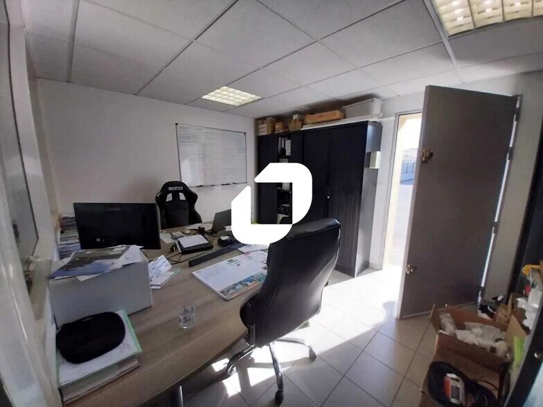 Retail in Eysines for lease - Interior Photo - Image 2 of 4