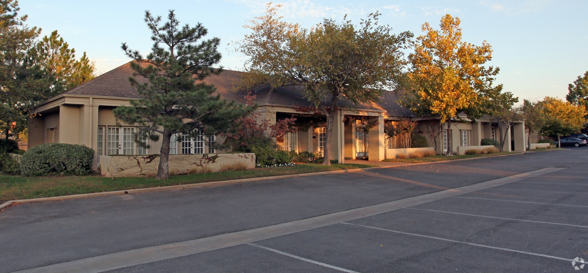 22172223 E Skelly Dr, Tulsa, OK 74105