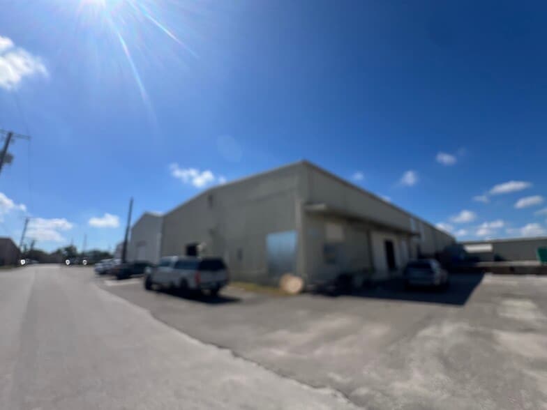 5705 E Hanna Ave, Tampa, FL for lease - Building Photo - Image 3 of 17