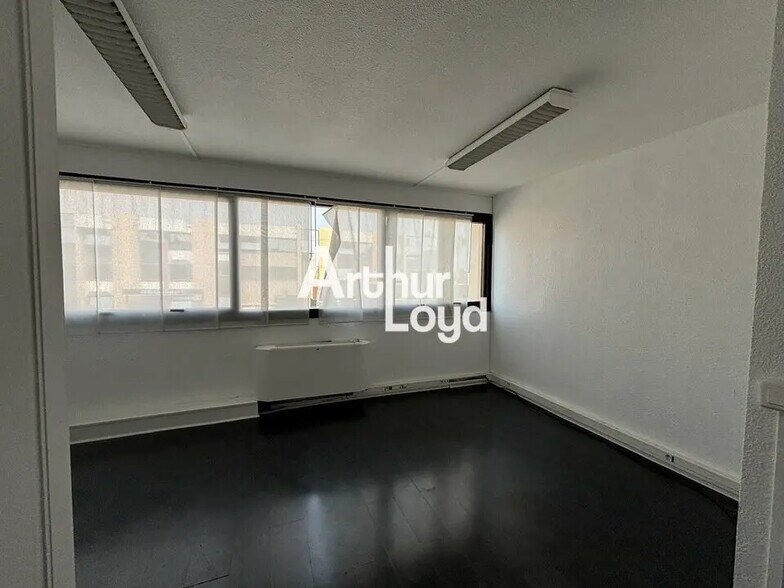 Office in Saint-Laurent-du-Var for lease - Interior Photo - Image 2 of 4