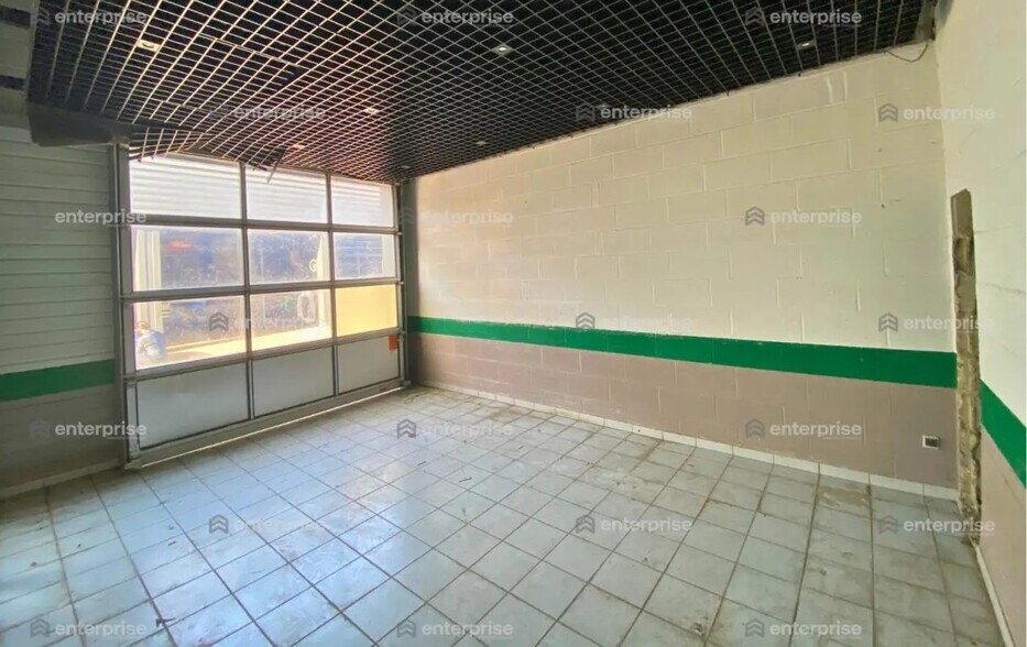 Retail in Compiègne for lease - Building Photo - Image 3 of 4