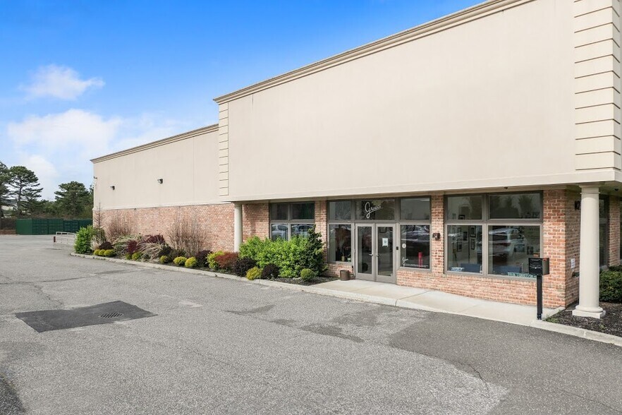 20 Pinehurst Dr, Bellport Village, NY for sale - Building Photo - Image 1 of 1