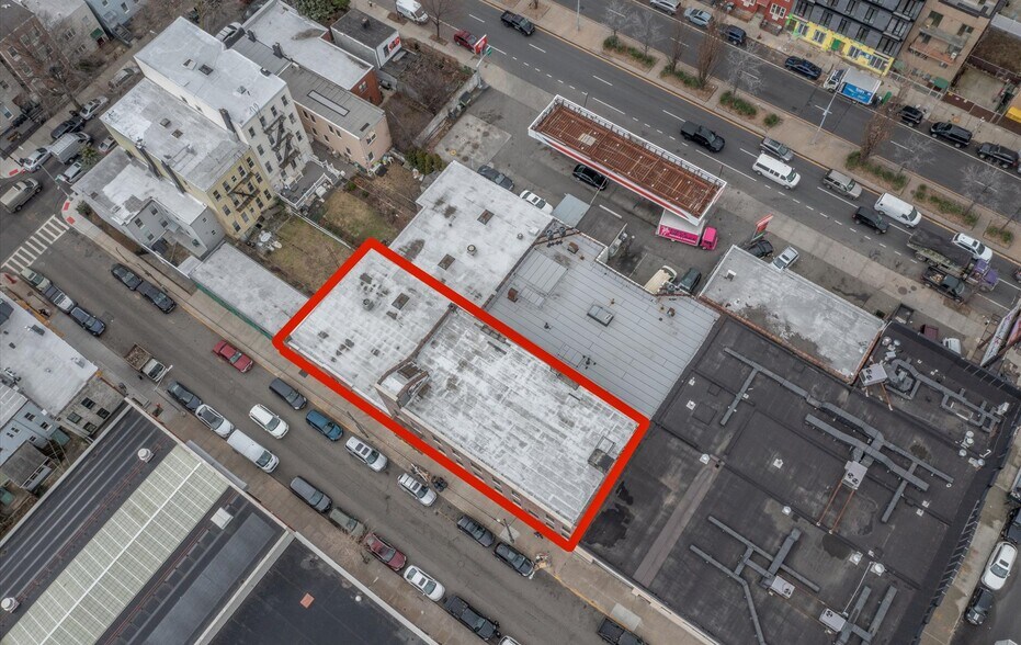 195 Newell St, Brooklyn, NY 11222