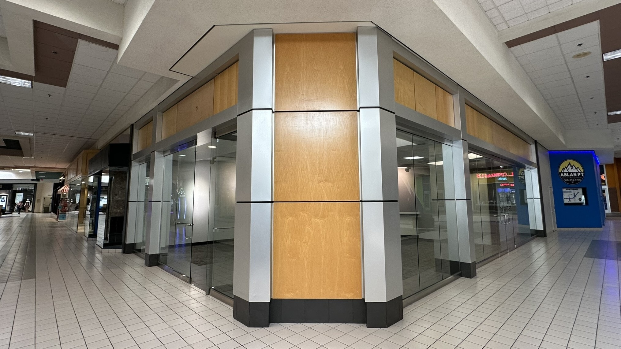 341-351 Three Rivers Dr, Kelso, WA for lease Interior Photo- Image 1 of 7