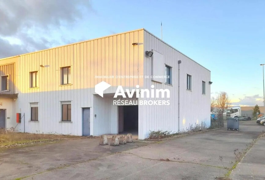 Office in Ormes for lease - Building Photo - Image 2 of 12