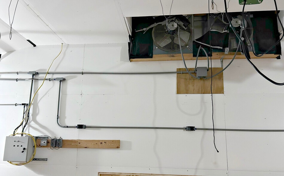 N2119 Bay de Noc Dr, Menominee, MI for sale - Building Photo - Image 2 of 14