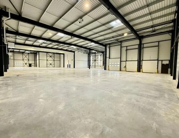 Office in Trappes for lease - Building Photo - Image 2 of 19