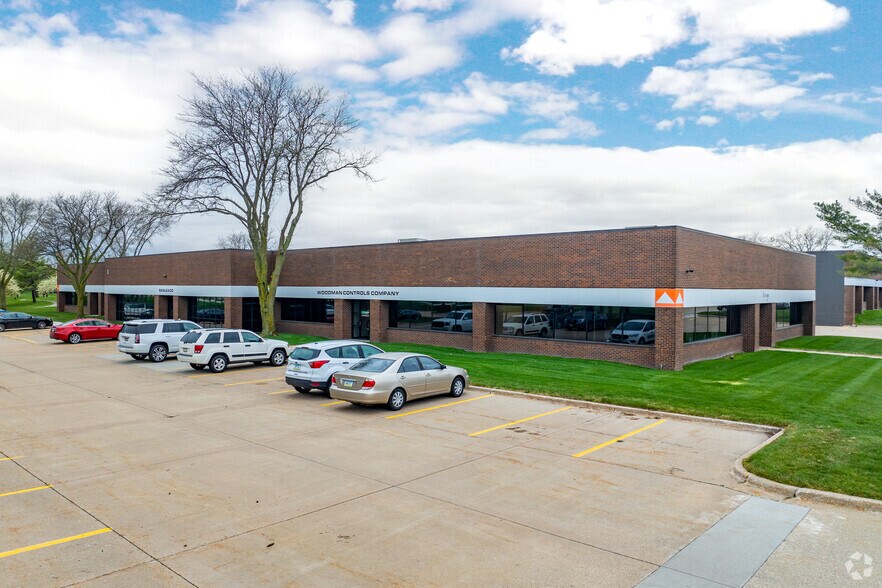 11001-11071 Aurora Ave, Urbandale, IA for lease - Primary Photo - Image 1 of 6