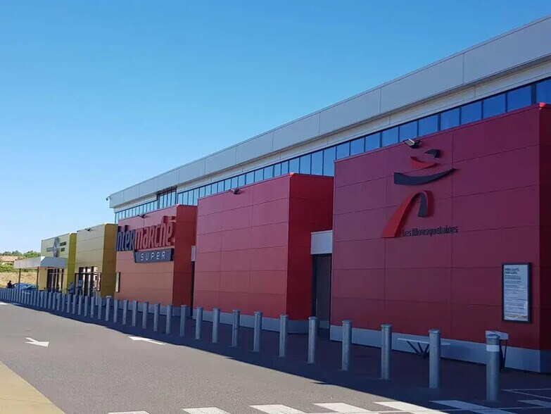 Retail in Saint-Jean for lease - Building Photo - Image 1 of 3