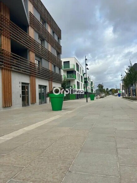 Retail in Bezannes for lease - Building Photo - Image 1 of 6