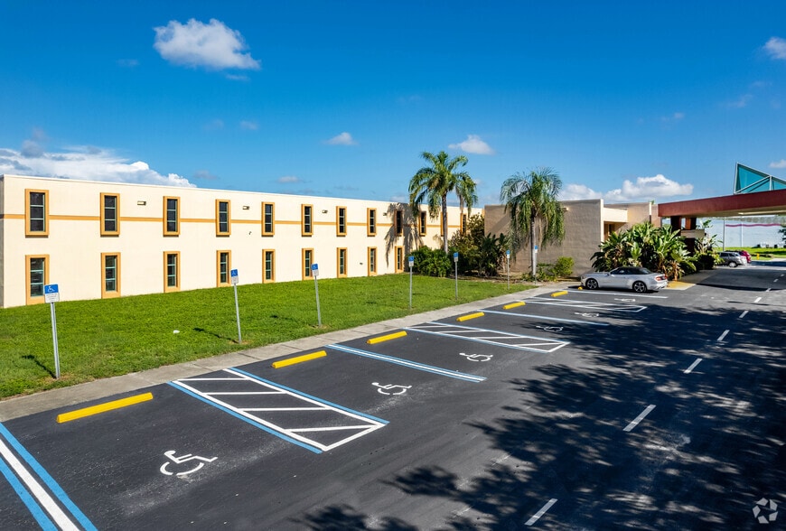 5000 Park St N, Saint Petersburg, FL for lease - Primary Photo - Image 1 of 40