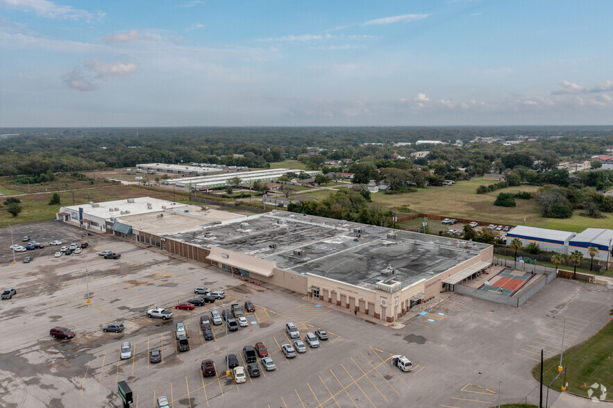 1033 Dixie Dr, Clute, TX for lease - Aerial - Image 2 of 9