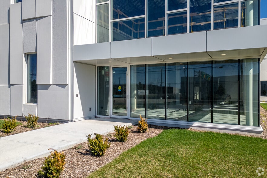 7300 Ch De La Côte-De-Liesse, Saint-Laurent, QC for sale - Building Photo - Image 2 of 5