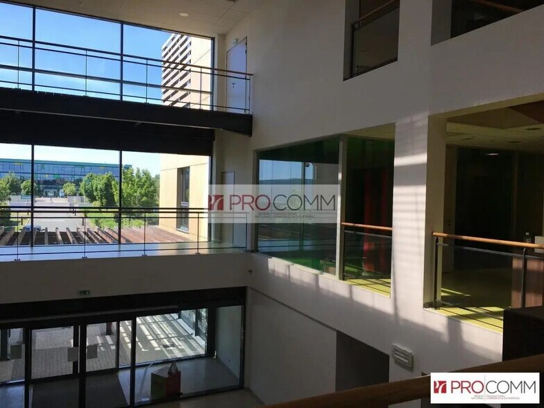 Office in Chartres for lease - Lobby - Image 2 of 6