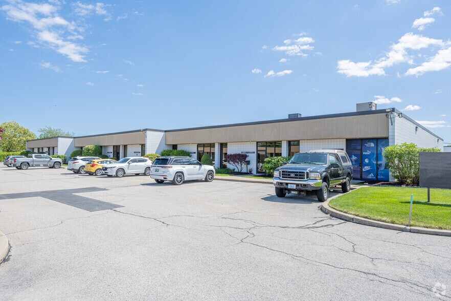 205 Hallene Rd, Warwick, RI for sale - Primary Photo - Image 1 of 1