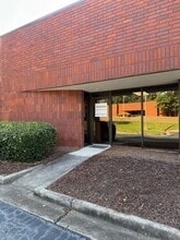 2046 W Park Pl, Stone Mountain, GA for lease Interior Photo- Image 2 of 7