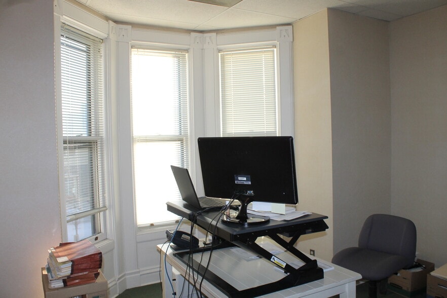 215 Fulton St, Geneva, IL for lease - Interior Photo - Image 2 of 14