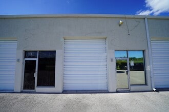 8233 Gator Ln, West Palm Beach, FL for lease Interior Photo- Image 1 of 4