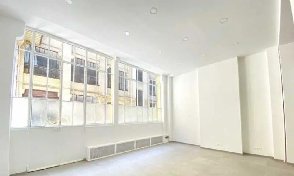 Retail in Paris for sale Interior Photo- Image 1 of 5