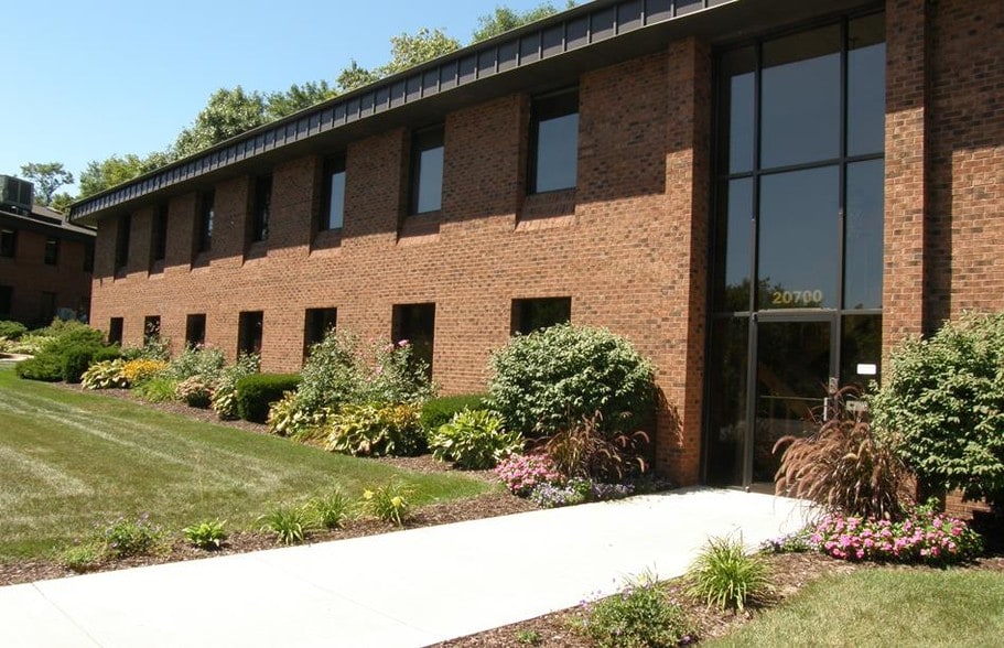 20700 Watertown Rd, Waukesha, WI for lease - Primary Photo - Image 1 of 52