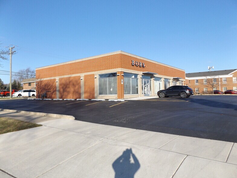 1050 S Arlington Heights Rd, Arlington Heights, IL for lease - Building Photo - Image 3 of 5